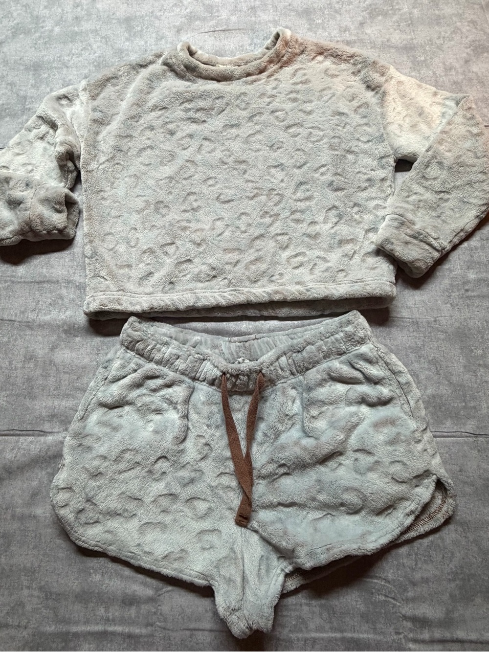 Cozie by Pink Rose Womens Pajama Set Size M White Gray Leopard Faux Fur Soft